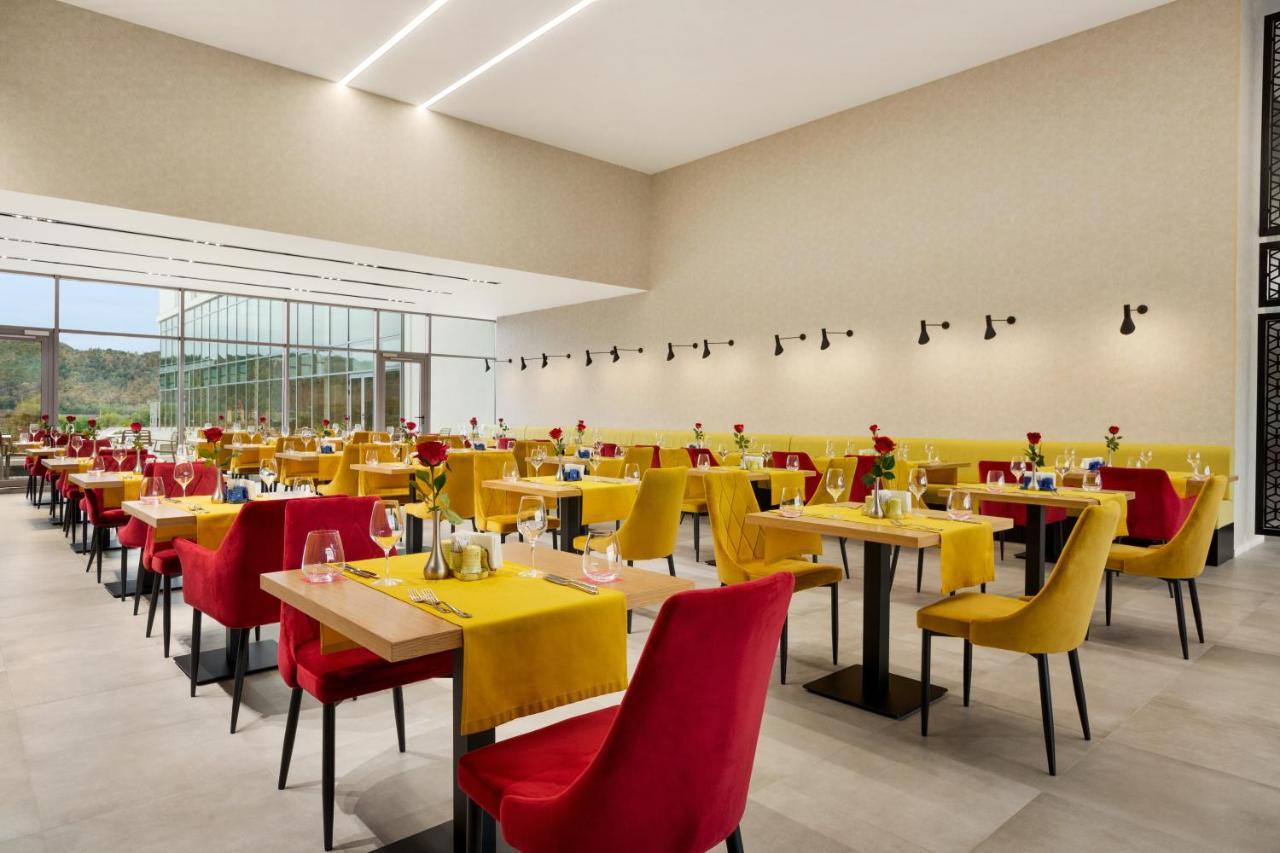 Ramada By Wyndham Targu Jiu Hotel Ngoại thất bức ảnh