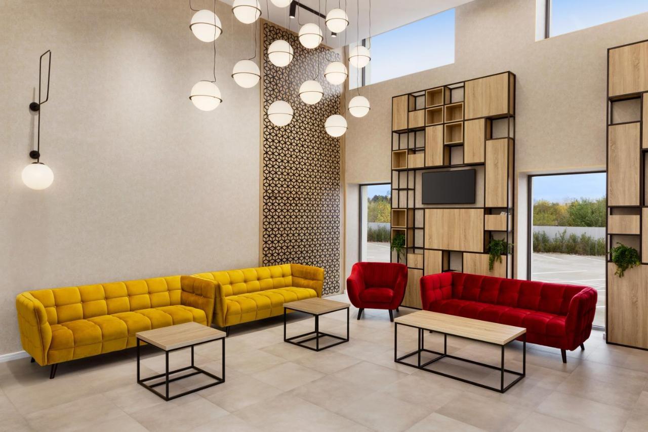 Ramada By Wyndham Targu Jiu Hotel Ngoại thất bức ảnh