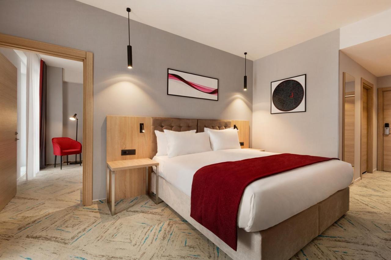Ramada By Wyndham Targu Jiu Hotel Ngoại thất bức ảnh