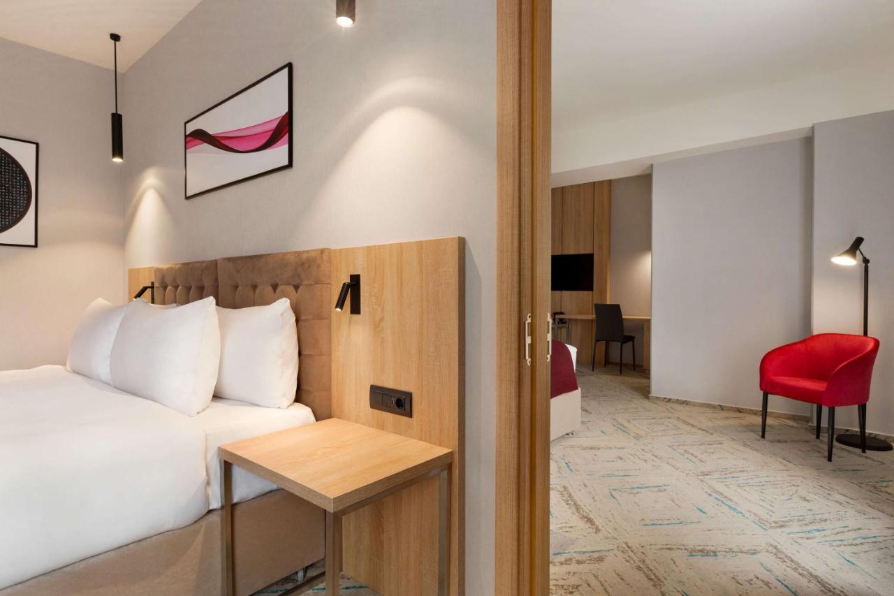 Ramada By Wyndham Targu Jiu Hotel Ngoại thất bức ảnh