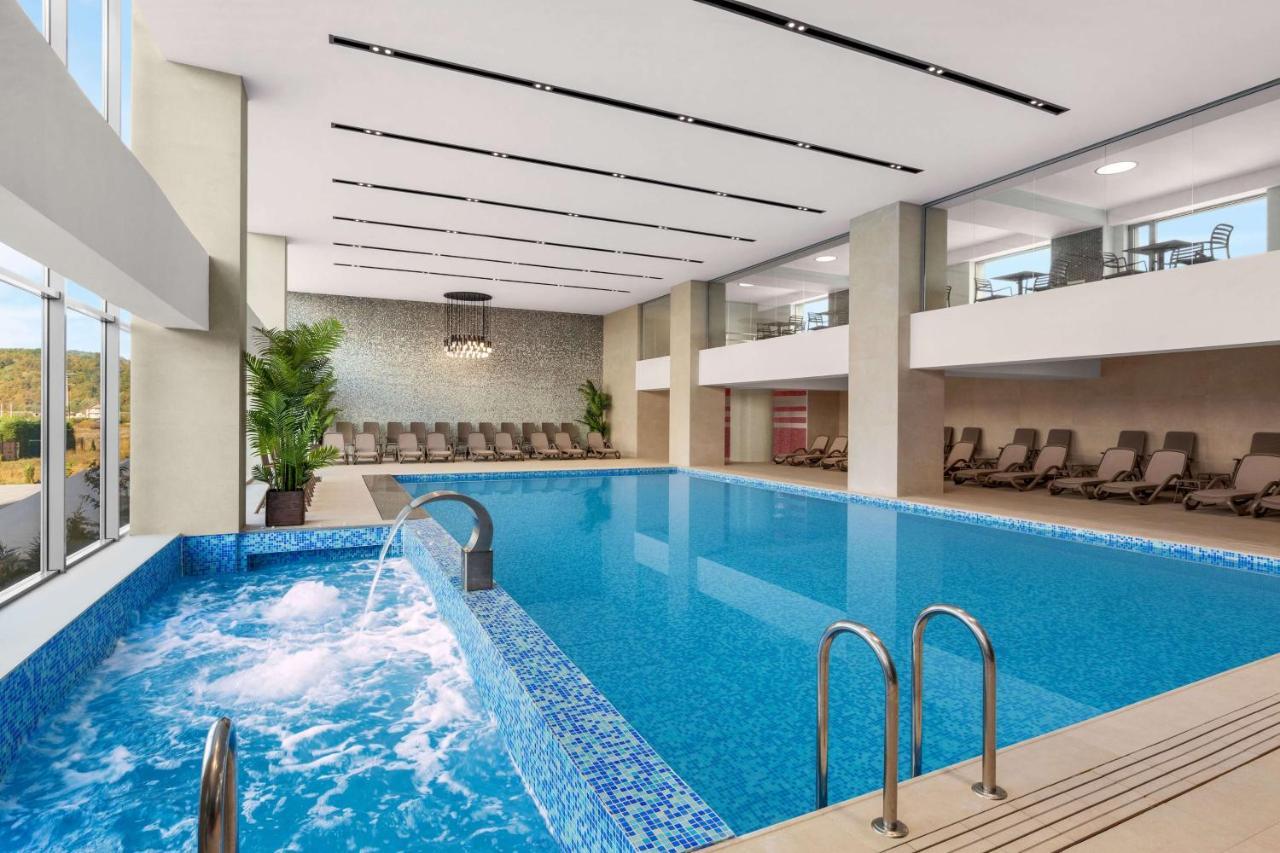 Ramada By Wyndham Targu Jiu Hotel Ngoại thất bức ảnh