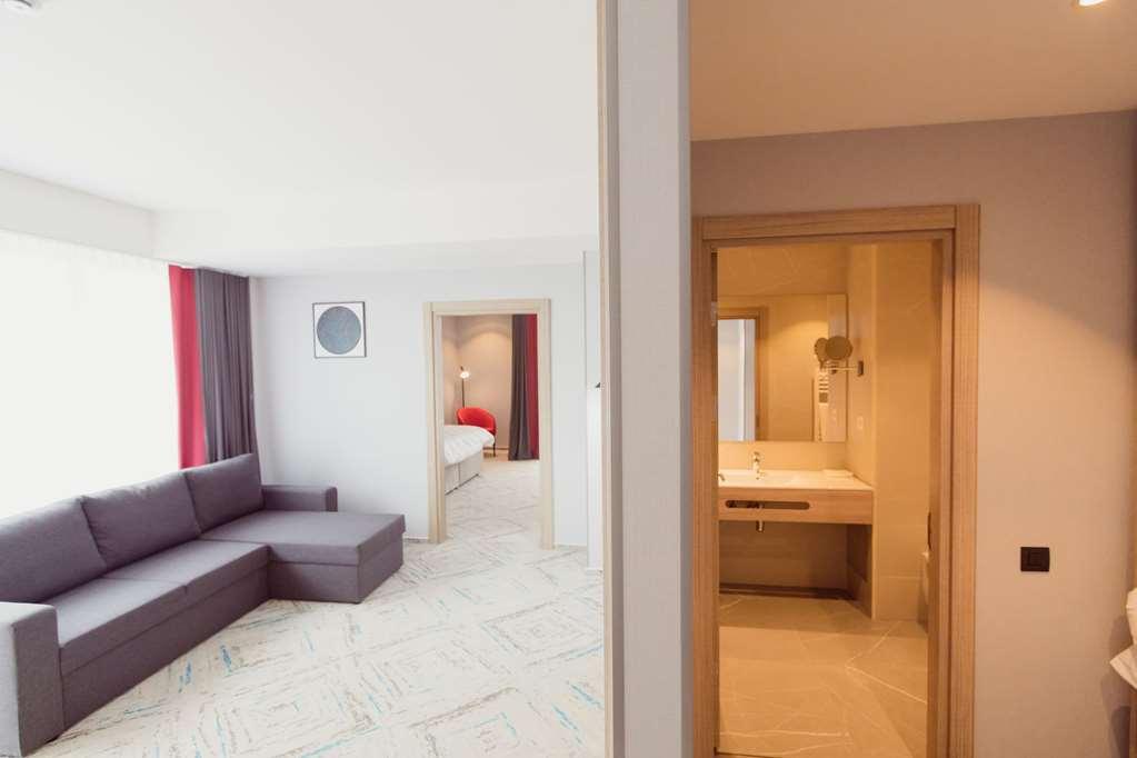 Ramada By Wyndham Targu Jiu Hotel Phòng bức ảnh